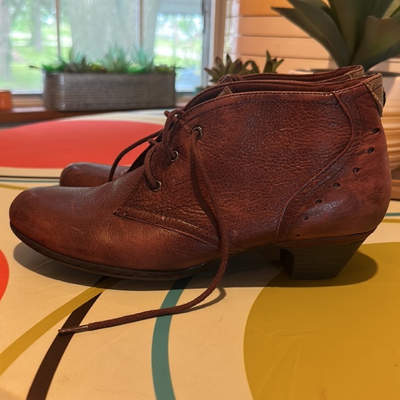 Cobb Hill Aria lace up ankle boot, distressed leather, Merlot red, size 8.5 - Picture 7 of 10